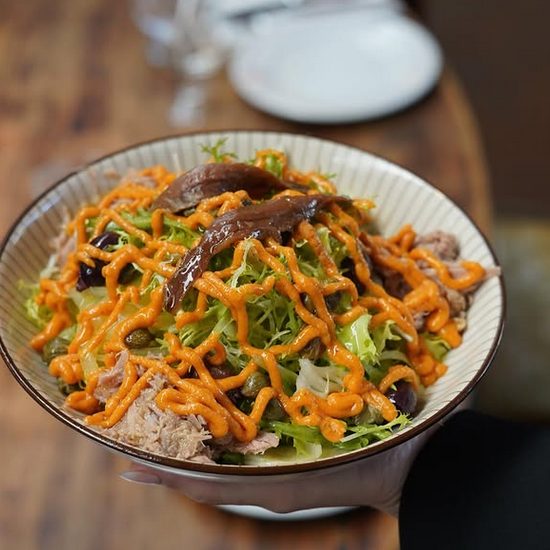 Amanida d'escarola amb tonyina, anxoves i salsa romesco